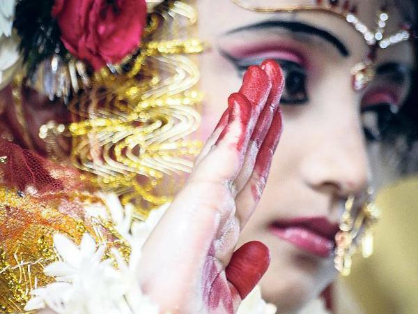 Festlich. Im Herbst ehren Hindus die Göttin Durga. Zu den mehrtägigen Feiern gehören auch Geschenke.