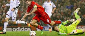 Basels Torhüter Tomas Vaclik bringt Liverpools Steven Gerrard ins Straucheln.