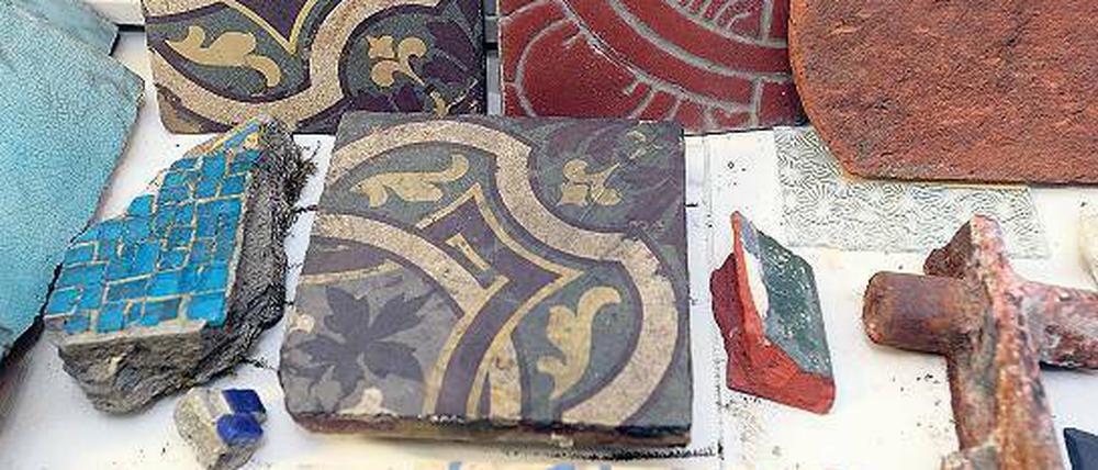 Echt alt. Für Denkmalschützer ist es eine Herausforderung, Original-Baumaterialien wie diese bei Sanierungen angemessen zu ersetzen.