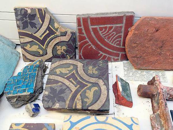 Echt alt. Für Denkmalschützer ist es eine Herausforderung, Original-Baumaterialien wie diese bei Sanierungen angemessen zu ersetzen.