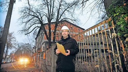 Schutzmann. Der Köpenicker Denkmalschützer Christian Breer frühmorgens vor dem ehemaligen Ausflugslokal „Riviera“. Der Besitzer des Geländes lässt das Haus verfallen – darum übernimmt nun der Bezirk.
