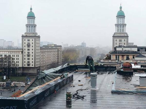 Aussicht oben. An der Frankfurter Allee in Friedrichshain setzt ein Investor Penthäuser auf das Dach eines denkmalgeschützten Stalinbaus.