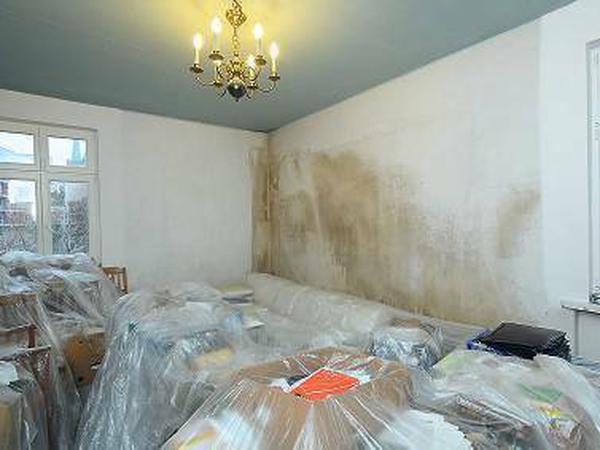 Schaden unten. Seit einiger Zeit kommt es in dem Stalinbau zu immer neuen Problemen: Wasser dringt durch die Wände, es stinkt aus Bädern und Toiletten. Die Bewohner vermuten den Dachausbau als Ursache