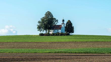 Einsam im Feld. Wie die Kapelle Sankt Koloman nahe dem niederbayerischen Langquaid fühlt sich mancher Katholik in Berlin.