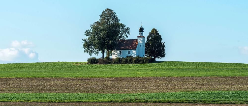 Einsam im Feld. Wie die Kapelle Sankt Koloman nahe dem niederbayerischen Langquaid fühlt sich mancher Katholik in Berlin.