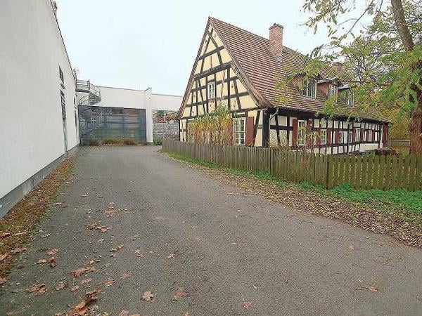 Ein Kompromiss. In Köpenick wurde beim Baumarkt-Bau nur die nötigste Rücksicht auf das ehemalige Gärtnerhaus des Schlossparks genommen. 