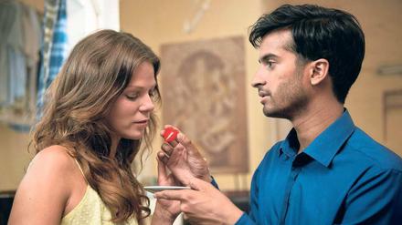 Nasch mich. Maravan (Hamza Jeetooa) verlockt Andrea (Jessica Schwarz) zu einer Süßspeise der besonderen Art.