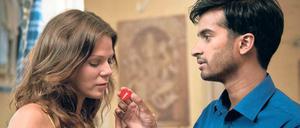 Nasch mich. Maravan (Hamza Jeetooa) verlockt Andrea (Jessica Schwarz) zu einer Süßspeise der besonderen Art. 