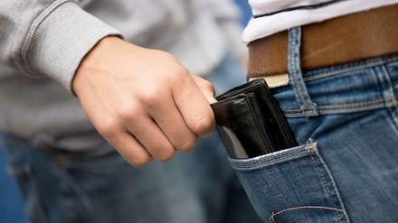 Taschendiebstahl ist auch zur Weihnachtszeit häufig ein Problem. Die Polizei warnt daher vor den häufigsten Tricks der Diebe.