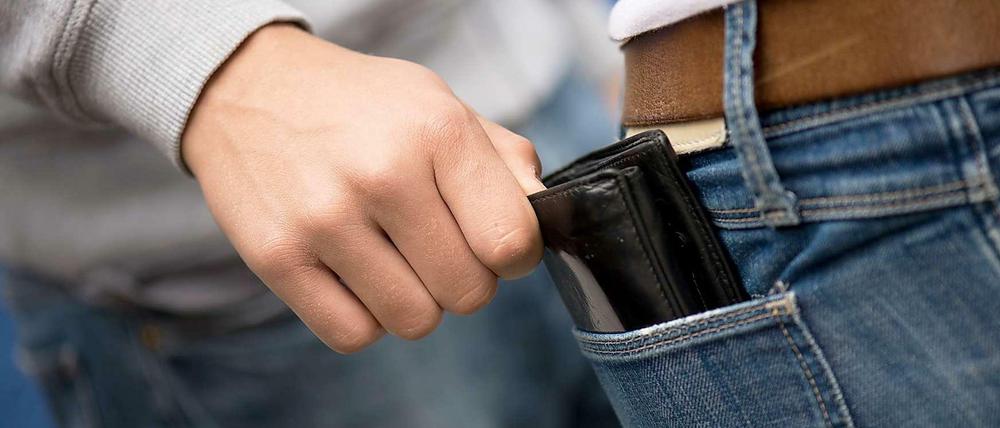 Taschendiebstahl ist auch zur Weihnachtszeit häufig ein Problem. Die Polizei warnt daher vor den häufigsten Tricks der Diebe.