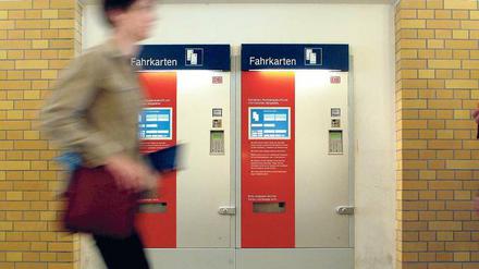 Schwarzfahrer werden zur Kasse gebeten. Ob eine Bußgelderhöhung nützt, ist umstritten.