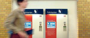 Schwarzfahrer werden zur Kasse gebeten. Ob eine Bußgelderhöhung nützt, ist umstritten.