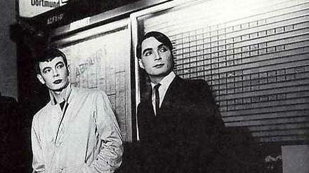 Karl Bartos und Wolfgang Flür 1977 in, na wo wohl?, Düsseldorf.