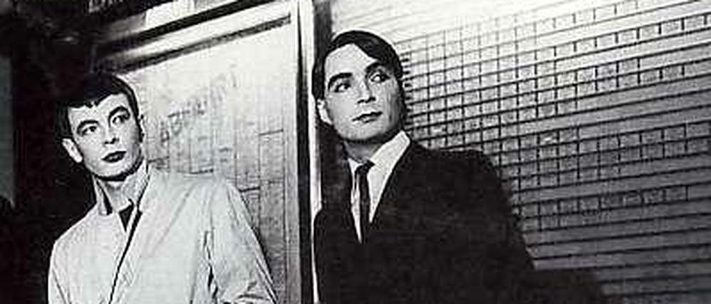 Karl Bartos und Wolfgang Flür 1977 in, na wo wohl?, Düsseldorf.