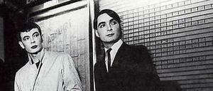 Karl Bartos und Wolfgang Flür 1977 in, na wo wohl?, Düsseldorf.