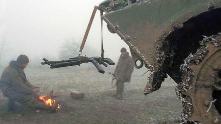 Russische Soldaten an einem Lagerfeuer im Süden Tschetscheniens.