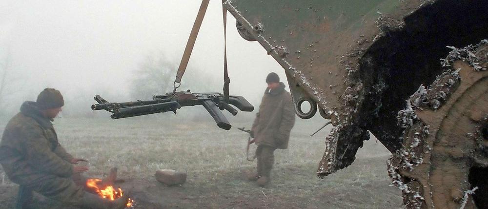 Russische Soldaten an einem Lagerfeuer im Süden Tschetscheniens.