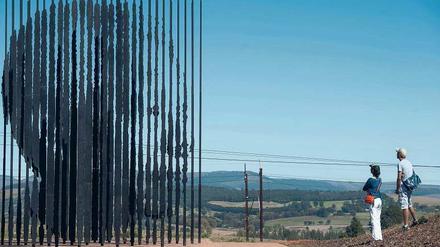 Porträt aus Stahl. An der Stelle in Kwazulu-Natal, wo Mandela 1962 gefangen genommen wurde, erinnert heute eine Skulptur an den historischen Moment. 