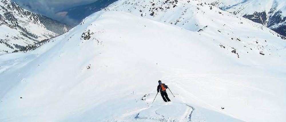 Wedeln statt wandern. Teile des Fernweges sind auch im Winter zu bewältigen. Des Skifahrers Lohn: unberührter Schnee.