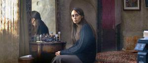 Die bildschöne Nihal (Melisa Sözen) ist mit dem schriftstellernden Patriarchen Aydin verheiratet und veranstaltet Benefiz-Aktionen für marode Schulen in Kappadokien.