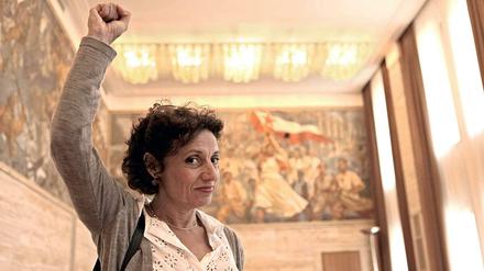 Adriana Altaras vor einem Partisanen-Bild in Slowenien.
