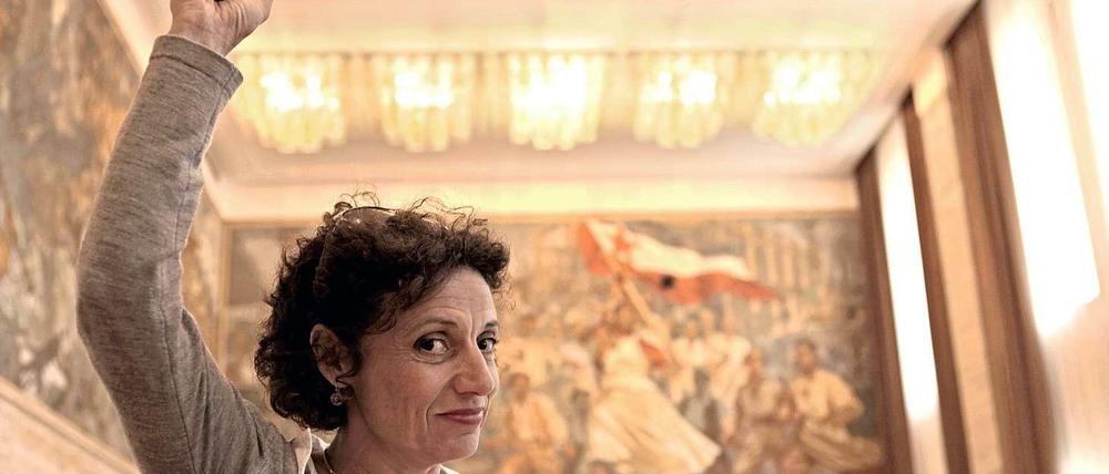 Adriana Altaras vor einem Partisanen-Bild in Slowenien.
