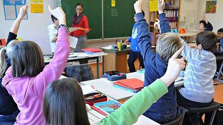 Grundschüler, die sich melden