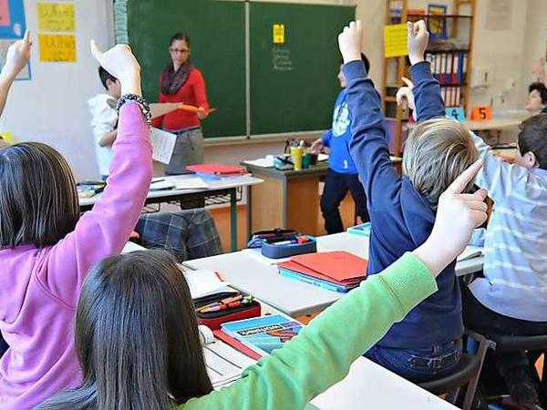 Grundschüler, die sich melden
