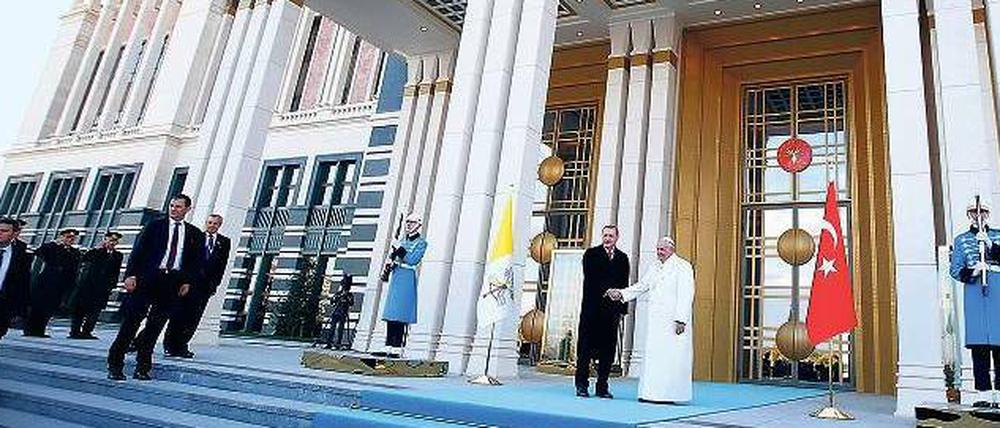 Händeschütteln vor dem Luxuspalast: Der Papst ist der erste Staatsgast, der von Präsident Erdogan in seiner neuen Residenz empfangen wird. 