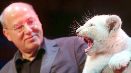 Wild entschlossen. Normalerweise muss Gregor Gysi seine Fraktionskollegen zähmen. Hier ist er jedoch im Oktober zu Besuch im „Circus Krone“ und übernimmt die Patenschaft für ein noch namenloses Löwenbaby.