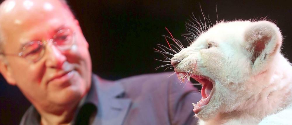 Wild entschlossen. Normalerweise muss Gregor Gysi seine Fraktionskollegen zähmen. Hier ist er jedoch im Oktober zu Besuch im „Circus Krone“ und übernimmt die Patenschaft für ein noch namenloses Löwenbaby. 