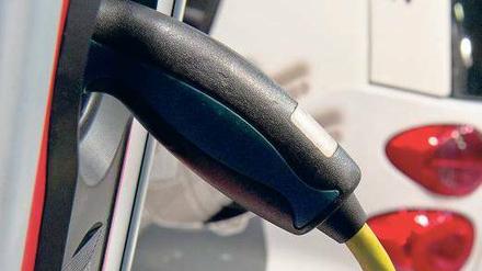 Geladen. 17 Elektro- oder Hybrid-Modelle deutscher Hersteller gibt es. Doch die Nachfrage fehlt. Statt 100 000 werden Ende 2014 nur rund 25 000 E-Autos unterwegs sein.