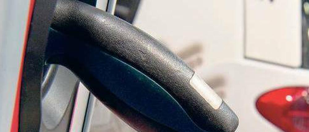 Geladen. 17 Elektro- oder Hybrid-Modelle deutscher Hersteller gibt es. Doch die Nachfrage fehlt. Statt 100 000 werden Ende 2014 nur rund 25 000 E-Autos unterwegs sein. 