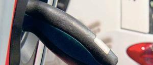 Geladen. 17 Elektro- oder Hybrid-Modelle deutscher Hersteller gibt es. Doch die Nachfrage fehlt. Statt 100 000 werden Ende 2014 nur rund 25 000 E-Autos unterwegs sein. 