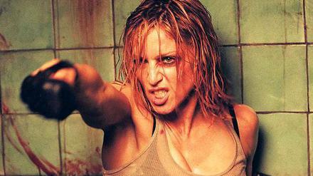 Marke Madonna. Die Sängerin gibt sich selbstbewusst, sexy, verwegen. Hier wird sie für den Bond-Titelsong „Die Another Day“ (Stirb an einem anderen Tag) zur Kämpferin. 