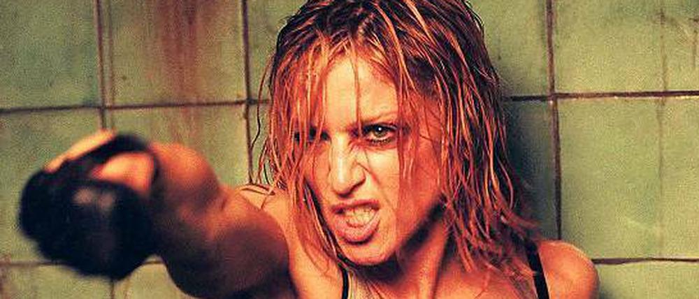 Marke Madonna. Die Sängerin gibt sich selbstbewusst, sexy, verwegen. Hier wird sie für den Bond-Titelsong „Die Another Day“ (Stirb an einem anderen Tag) zur Kämpferin. 