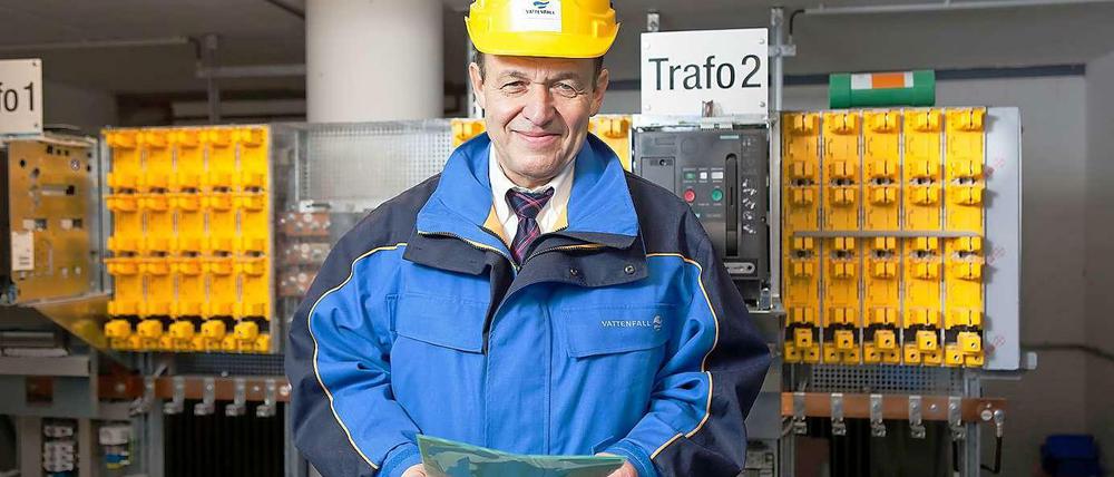 Einsatz im Keller: Elektroingenieur Ulrich Strasse kümmert sich um die niedrigen Spannungsbereiche. Damit ist er dicht dran am Stromkunden.