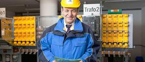 Einsatz im Keller: Elektroingenieur Ulrich Strasse kümmert sich um die niedrigen Spannungsbereiche. Damit ist er dicht dran am Stromkunden.