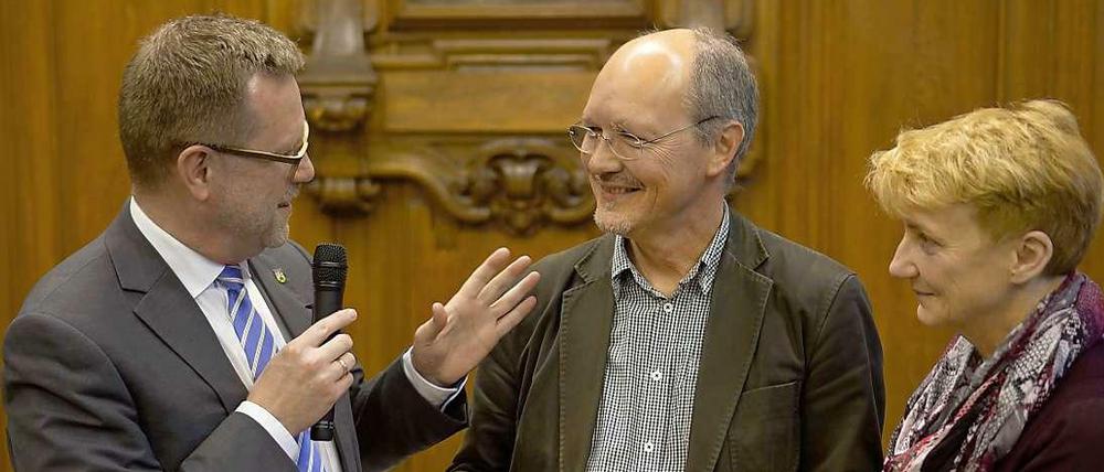 Gute Laune bei der Abschiedsfeier. Der scheidende Bezirksamtssprecher Karl-Heinz Metzger (Mitte) mit seiner Frau Margarita und Bürgermeister Reinhard Naumann.