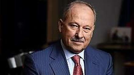 Vladmiri Dmitriev ist Chef der russischen Vneshekonombank (VEB), die zu sowjetischen Zeiten für den Außenhandel und die Devisenbewirtschaftung zuständig war. Sie operiert seit 2007 als staatliche Entwicklungsbank und finanziert mit einem Bilanzvolumen von umgerechnet rund 100 Milliarden Dollar vor allem innovative Industrieunternehmen, Exporte sowie staatliche Infrastrukturprojekte - ähnlich wie die deutsche Staatsbank KfW, mit der sie über zahlreiche Projekte und Kredite im Umfang von 500 Millionen Euro verbunden ist.