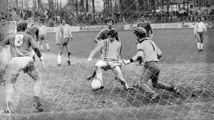Alte Zeiten: Heribert Bruchhagen (m., heute Vorstand von Eintracht Frankfurt) trifft 1975 für DJK Gütersloh gegen den Spandauer SV. SSV-Keeper Ulrich Bechem ist machtlos.