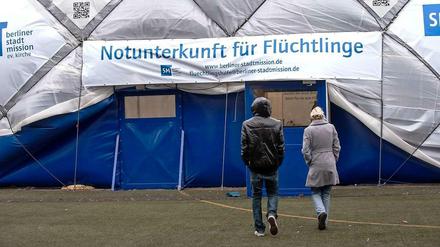 Wie viele Flüchtlinge können wir aufnehmen, wie organisieren wir das, wo kommt das Geld her, kürzen wir dafür anderswo Mittel, wie schaffen wir Akzeptanz für die Flüchtlinge? Solche Fragen werden zu wenig gestellt, findet Harald Martenstein.