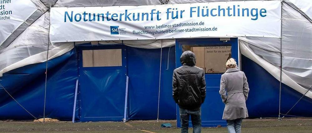 Wie viele Flüchtlinge können wir aufnehmen, wie organisieren wir das, wo kommt das Geld her, kürzen wir dafür anderswo Mittel, wie schaffen wir Akzeptanz für die Flüchtlinge? Solche Fragen werden zu wenig gestellt, findet Harald Martenstein.