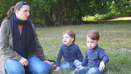 Constantin und Vincent als Kleinkinder mit ihrer Mutter