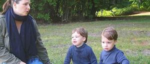 Constantin und Vincent als Kleinkinder mit ihrer Mutter