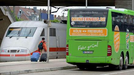 Bahn und Bus sind direkte Konkurrenten. Laut Bahn kommen die Kunden der 2013 gestarteten Fernbusse zu über 40 Prozent von ehemals Bahn-Reisenden.