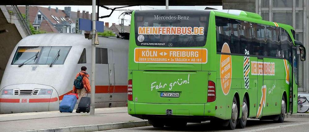 Bahn und Bus sind direkte Konkurrenten. Laut Bahn kommen die Kunden der 2013 gestarteten Fernbusse zu über 40 Prozent von ehemals Bahn-Reisenden.