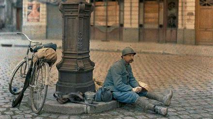 Kurze Rast. Französischer Soldat in Reims, 1917.