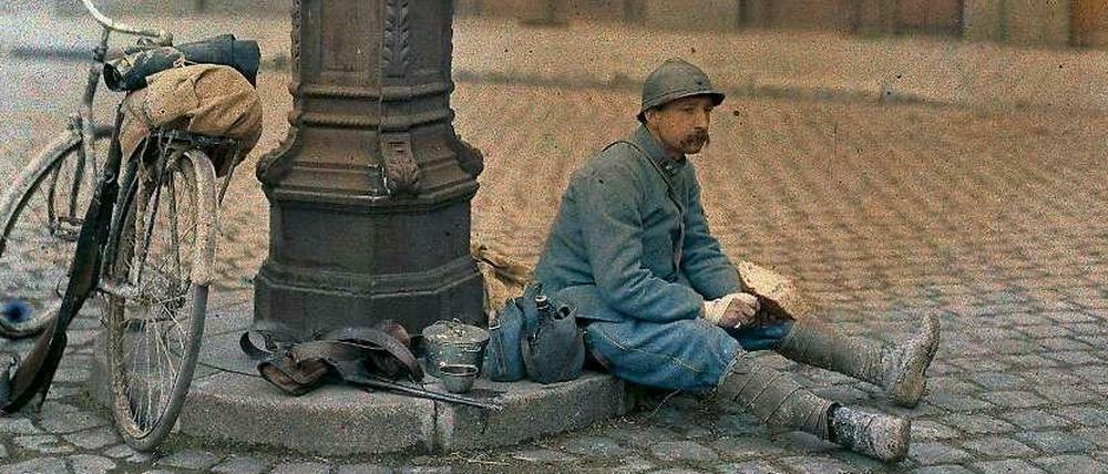 Kurze Rast. Französischer Soldat in Reims, 1917.