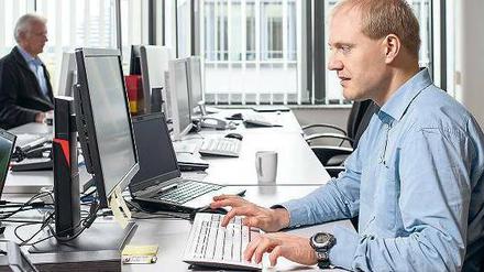 Thomas Auer an seinem Arbeitsplatz in der bayerischen Pfandbriefbank. Er ist Autist.